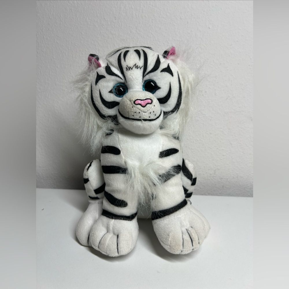 Toy Factory White Tiger Plush Stuffed Animal 2018 Snowflake  11 Inches Tall